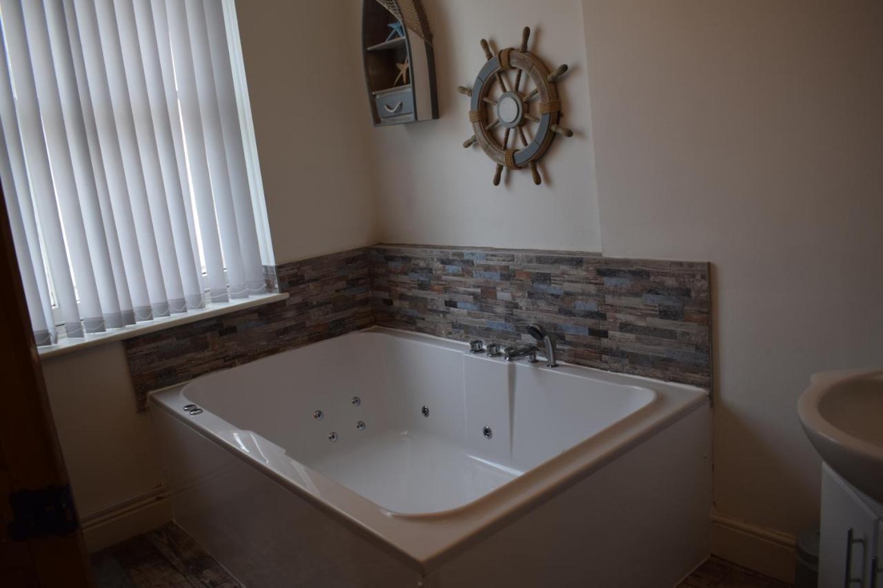 The Buxton Retreat A Luxurious 3-Storey Townhouse With Four Poster Bed And Double Jacuzzi Bath" المظهر الخارجي الصورة