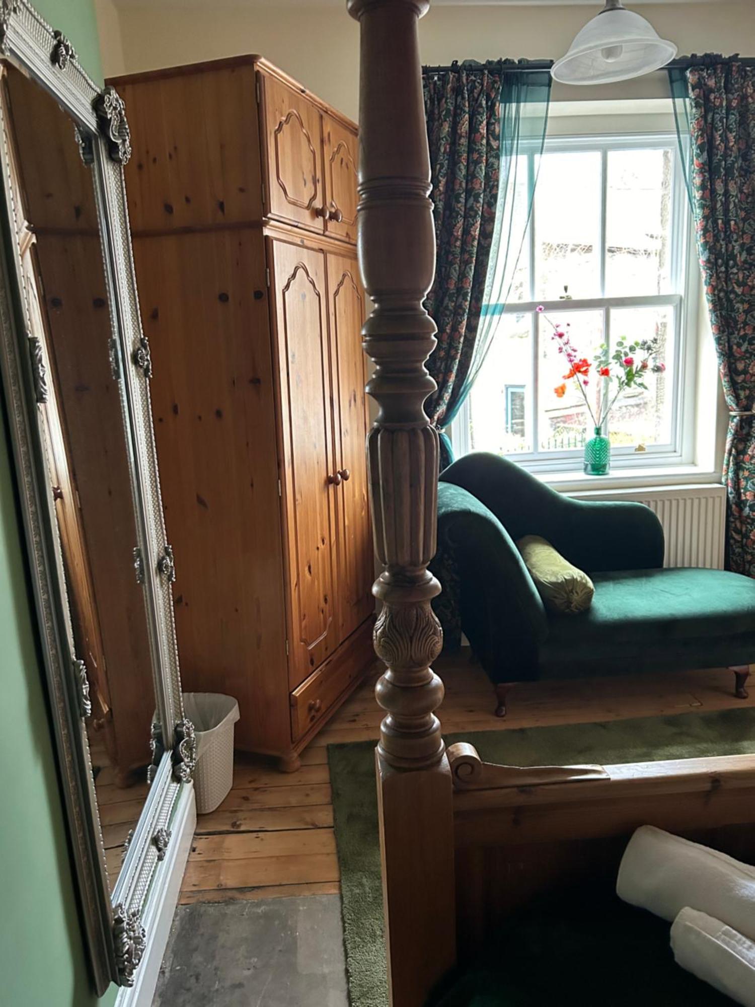 The Buxton Retreat A Luxurious 3-Storey Townhouse With Four Poster Bed And Double Jacuzzi Bath" المظهر الخارجي الصورة