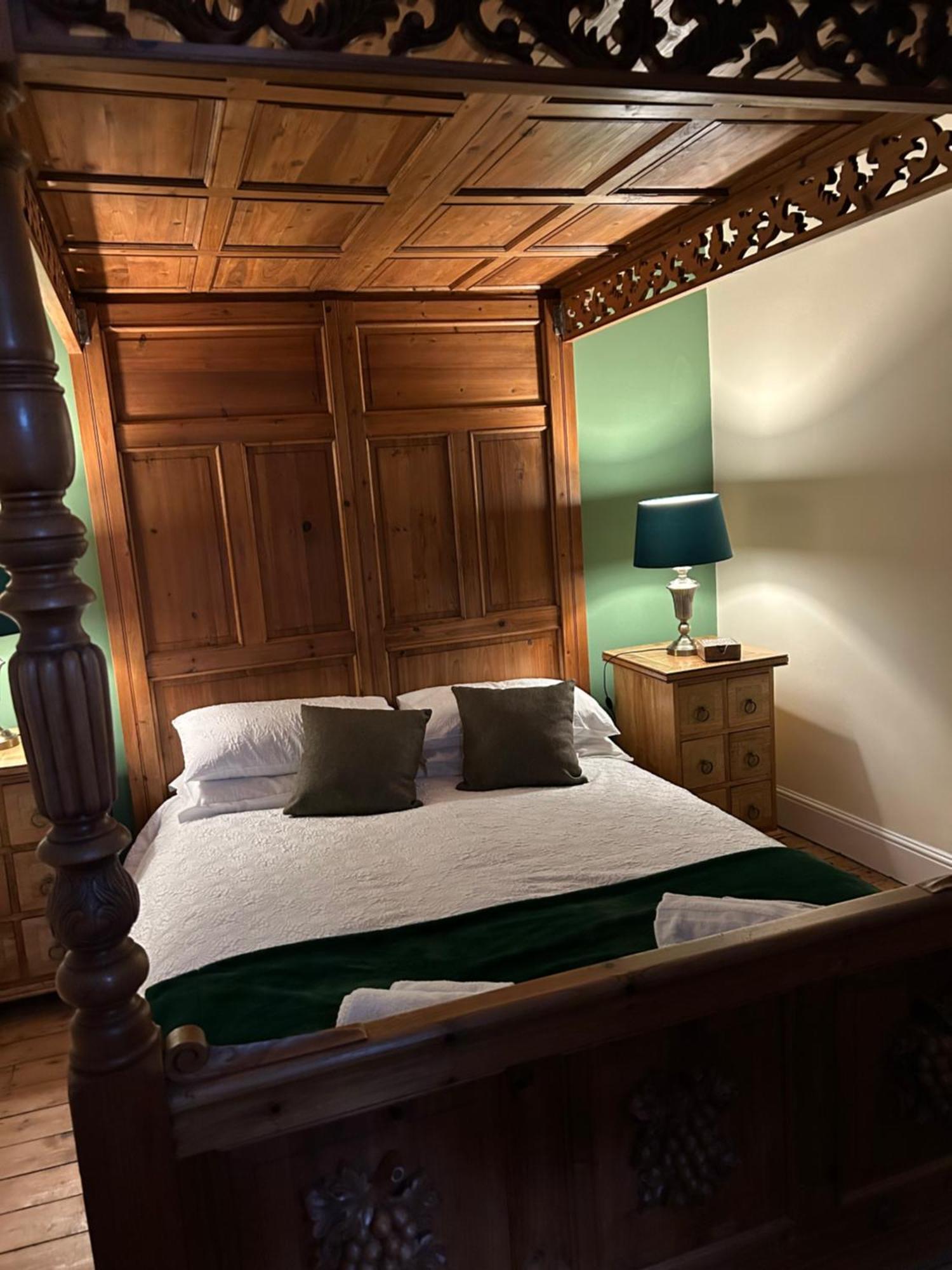 The Buxton Retreat A Luxurious 3-Storey Townhouse With Four Poster Bed And Double Jacuzzi Bath" المظهر الخارجي الصورة
